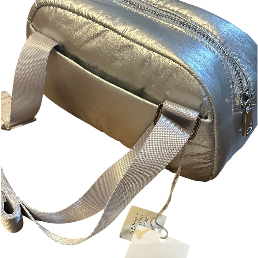 A new day Silver bag that converts to a‎ crossbody or shoulder NWT puffer style